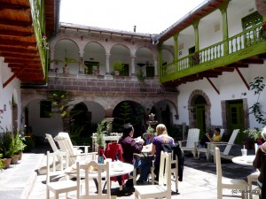 The breakfast patio of the Ninos Hostel.