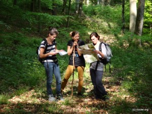 Three girls discussing the route :-o